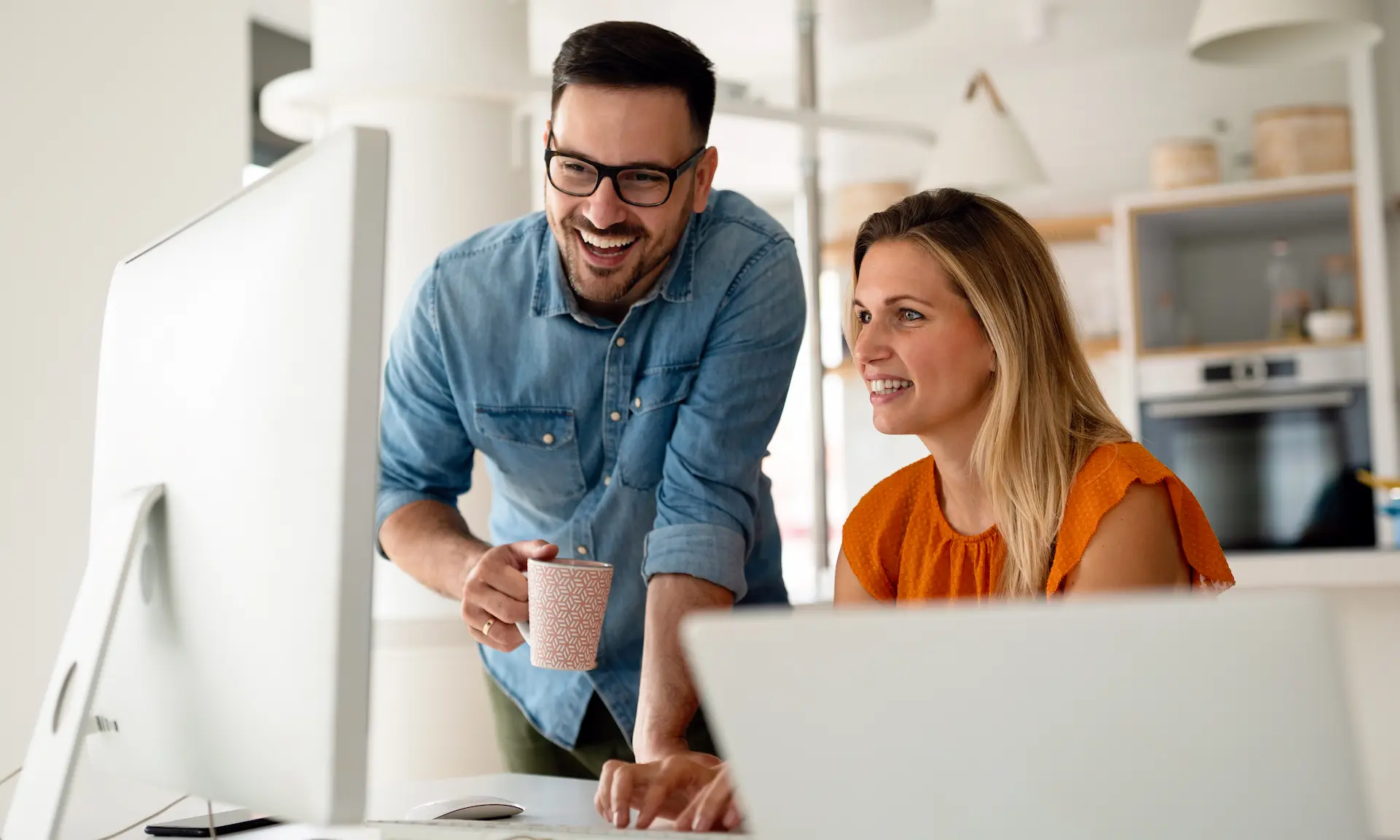 Zadovoljan tim prati rezultate i uspjeh digitalne kampanje na računalu